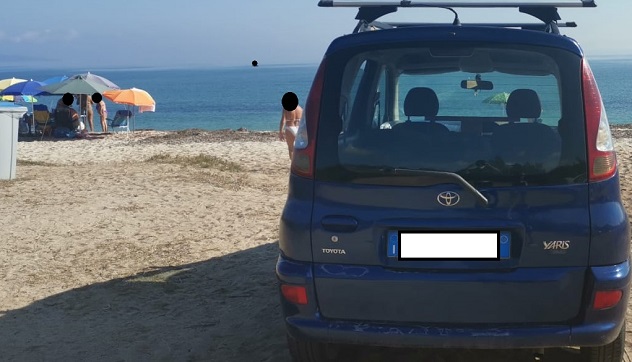 Con l’auto sulla spiaggia di Fiume Santo, identificato e sanzionato