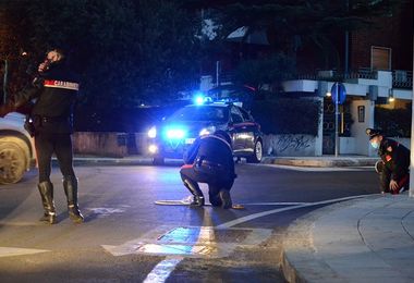 Forza posto di blocco poi si schianta con auto dei carabinieri: era in possesso di cocaina