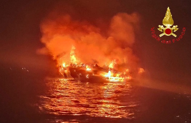 Imbarcazione in fiamme nelle acque di Siniscola