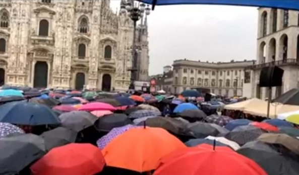 Protesta No Green pass a Milano: calci e sputi a giornalista La7