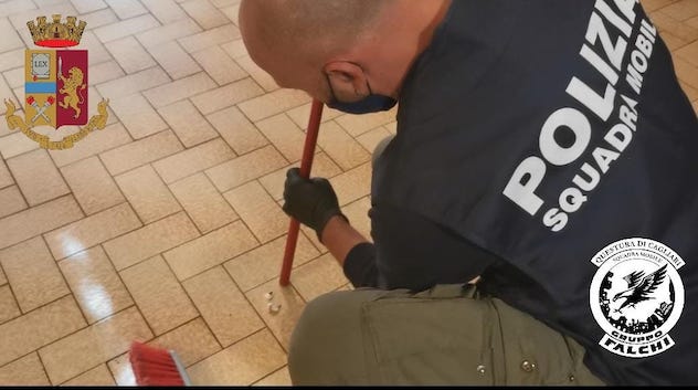 Cagliari. Nasconde le dosi di cocaina nel bastone della scopa: arrestato un 50enne