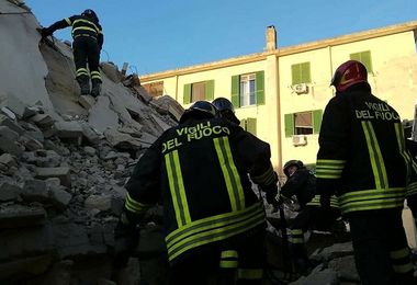 Villetta salta in aria dopo fuga di gas: donna estratta viva da macerie muore in ospedale