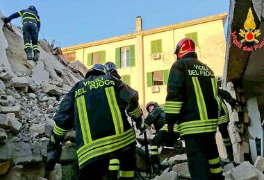 Crolla palazzina a Caserta, due anziani sotto le macerie