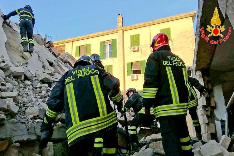 Crolla palazzina a Caserta, due anziani sotto le macerie
