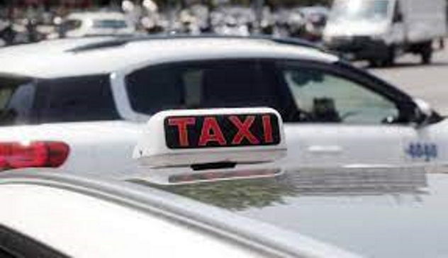 Sciopero taxi: il centro di Cagliari bloccato dalle auto bianche 