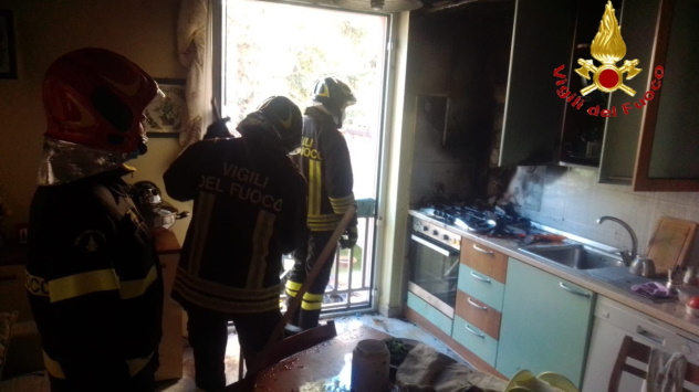 Una grave distrazione in cucina e parte un incendio, intervengono i Vigili del Fuoco