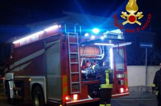 Scoppia incendio in casa e raid vandalico in un market a Cagliari