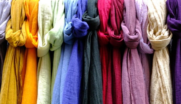 Una persona bisognosa  ruba sciarpa e guanti al mercato nel centro di Piacenza, il commerciante non la denuncia
