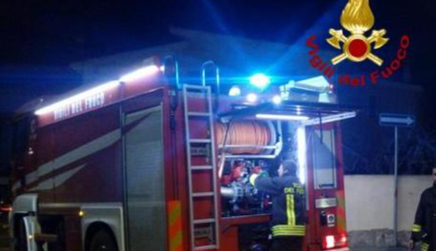 Scoppia incendio in casa e raid vandalico in un market a Cagliari