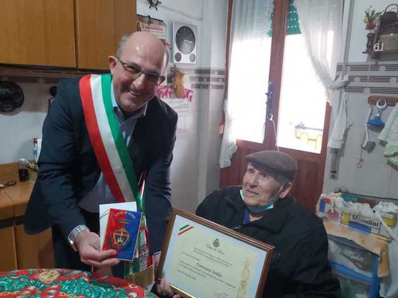 A Bosa tziu Franziscu Sedda festeggia 104 anni