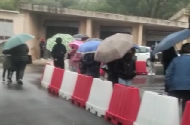 Screening studenti, “Una fila interminabile sotto la pioggia e assembramenti”, la denuncia di una mamma