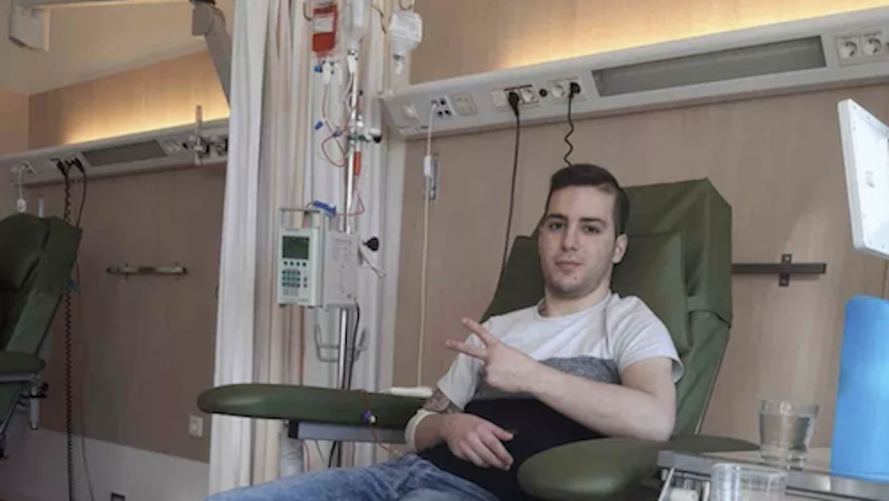 Monserrato si mobilita per garantire le cure a Michele Tinti, il 23enne con il linfoma di Hodgkin che vive in Olanda