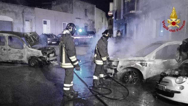 Un incendio coinvolge quattro autovetture a Pirri