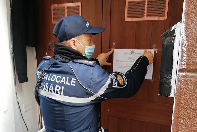 Sassari. Polizia locale sgombera magazzino in via La Marmora usato come abitazione