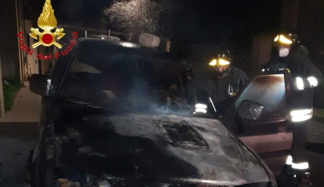 Fuoristrada prende fuoco a Bolotana: incendio di natura dolosa, intervengono i Vigili del Fuoco