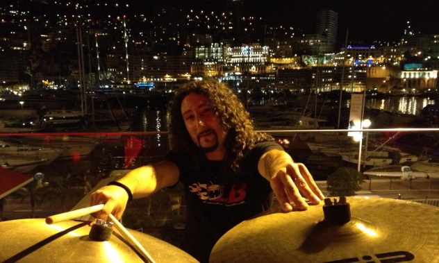 Leandro Bartorelli, il batterista che suona con i musicisti degli U2, sconfigge il Covid “alla grandona!”