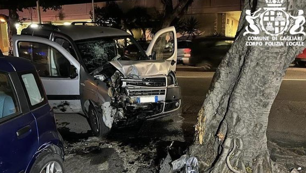 Cagliari. Tragico incidente nella notte: si schianta contro un albero, muore un uomo di 47 anni