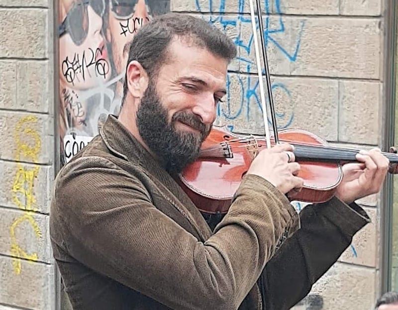 “A lei che è capace di chiamare i carabinieri perché un violinista disturba le sue attività”