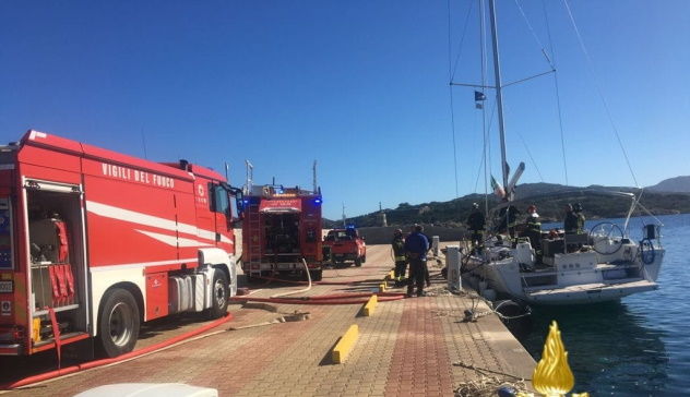 Olbia: incendio di una barca a vela nel porto turistico di Portisco