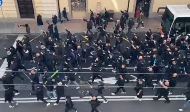 Gli ultras del Napoli sbarcano a Cagliari. Cori e insulti per le strade della città