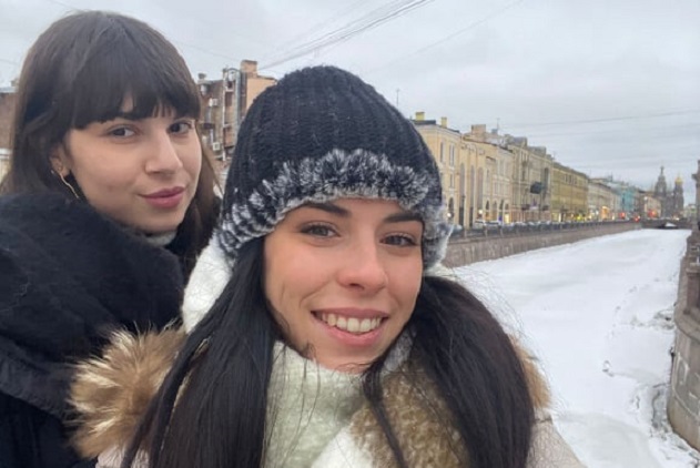 Carolina e Laura, due giovani studentesse sarde intrappolate in Russia: 