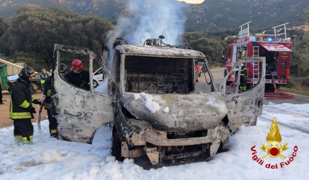 Olbia, incendio di un furgone nella frazione di Mamusi, non ci sono stati feriti