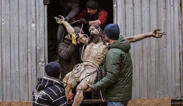 Ucraina. Il Cristo di Leopoli trasportato in un bunker come nella Seconda guerra mondiale