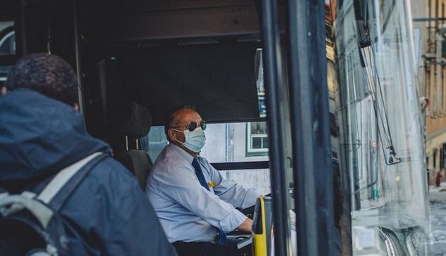 Cagliari: rifiuta di indossare la mascherina e insulta l’autista del bus, denunciata 