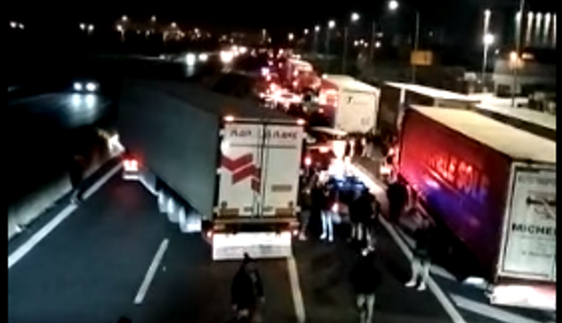 Caro carburante, la protesta dei camionisti: tir bloccano l’autostrada A1 a Caserta