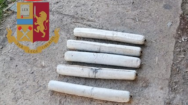 Nasconde nella sua serra esplosivo, miccia, detonatore e munizioni: arrestato 45enne di Assemini 