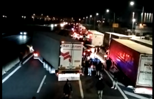 Caro carburante, la protesta dei camionisti: tir bloccano l’autostrada A1 a Caserta