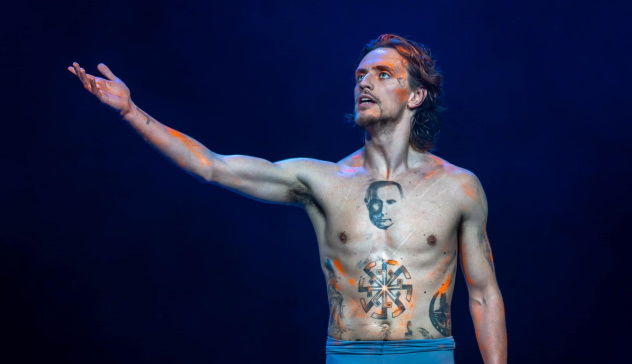 Il ballerino ucraino con il tatuaggio di Putin sul petto non danzerà a Milano
