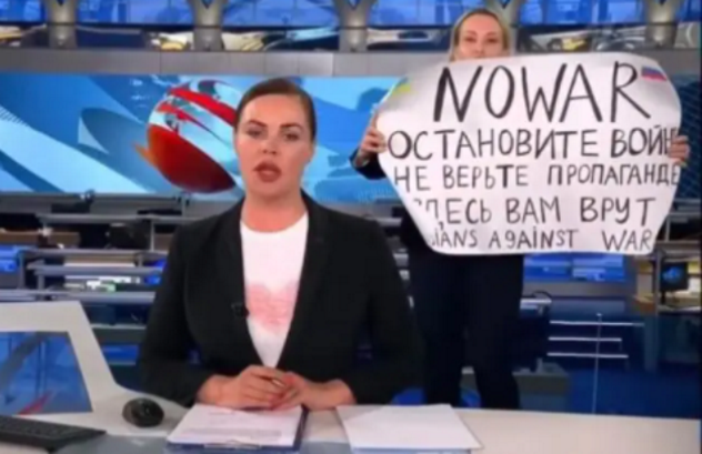 “Vi stanno mentendo”, giornalista russa interrompe il tg e viene arrestata: rischia fino a 15 anni di carcere