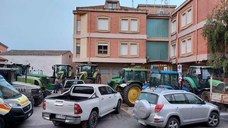 Costi insostenibili: agricoltori e allevatori occupano il Comune di Serramanna 