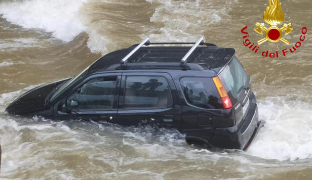  Maltempo: padre e figlio bloccati nel Rio Quirra in macchina, salvati dai Vigili del Fuoco