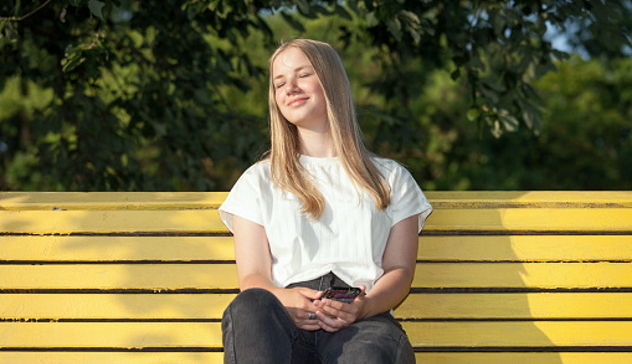“Sediamoci sul giallo: Endopank”, inaugurazione della panchina gialla per sensibilizzare sull’endometriosi