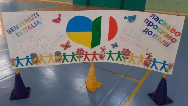 Domusnovas. La coloratissima e gioiosa accoglienza di 5 bimbi ucraini nella scuola di via Cagliari