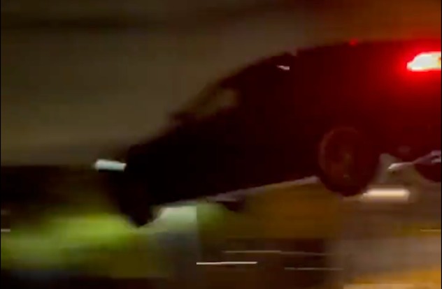 Auto volante a Los Angeles, una Tesla a tutta velocità spicca il volo da una collina della città