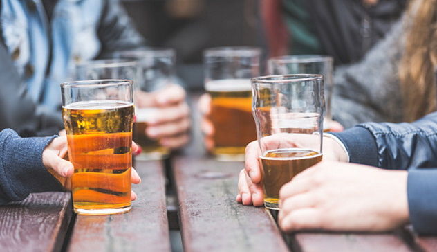 Alcolici serviti a minorenni, multato il titolare di un bar a Sassari 