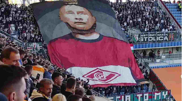 Legia Varsavia shock: la coreografia degli Ultrà che raffigura Putin con un cappio al collo