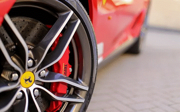 Alla guida di una Ferrari senza patente: super multa da 8mila euro