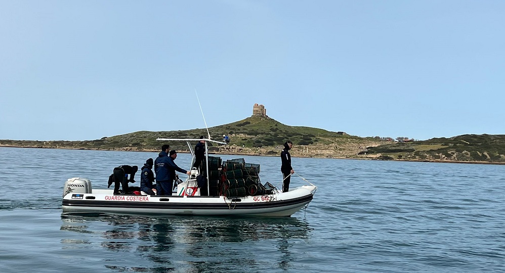 Cabras. Pesca illegale in Area Marina Protetta. Guardia costiera sequestra 76 nasse