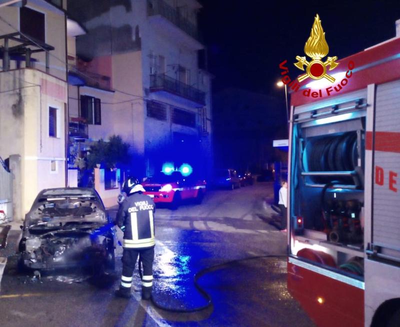 A fuoco un'auto nella notte a Orani
