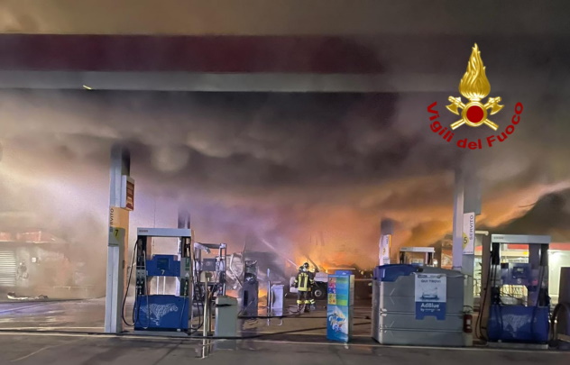 Cagliari. Un vasto incendio al distributore di carburanti in viale Marconi