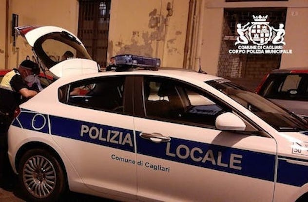 Cagliari. Incidente in via Cadello, sfonda la vetrina di una farmacia: grave un 28enne