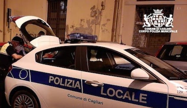 Cagliari. Incidente in via Cadello, sfonda la vetrina di una farmacia: grave un 28enne