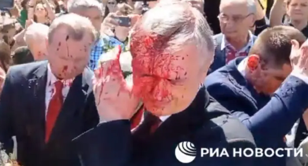 Polonia. Vernice rossa lanciata contro ambasciatore russo durante celebrazioni 9 maggio