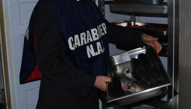 Cagliari. Prodotti non tracciabili nella zona di preparazione sushi: sequestrati 7 kg di pesce da esercizio