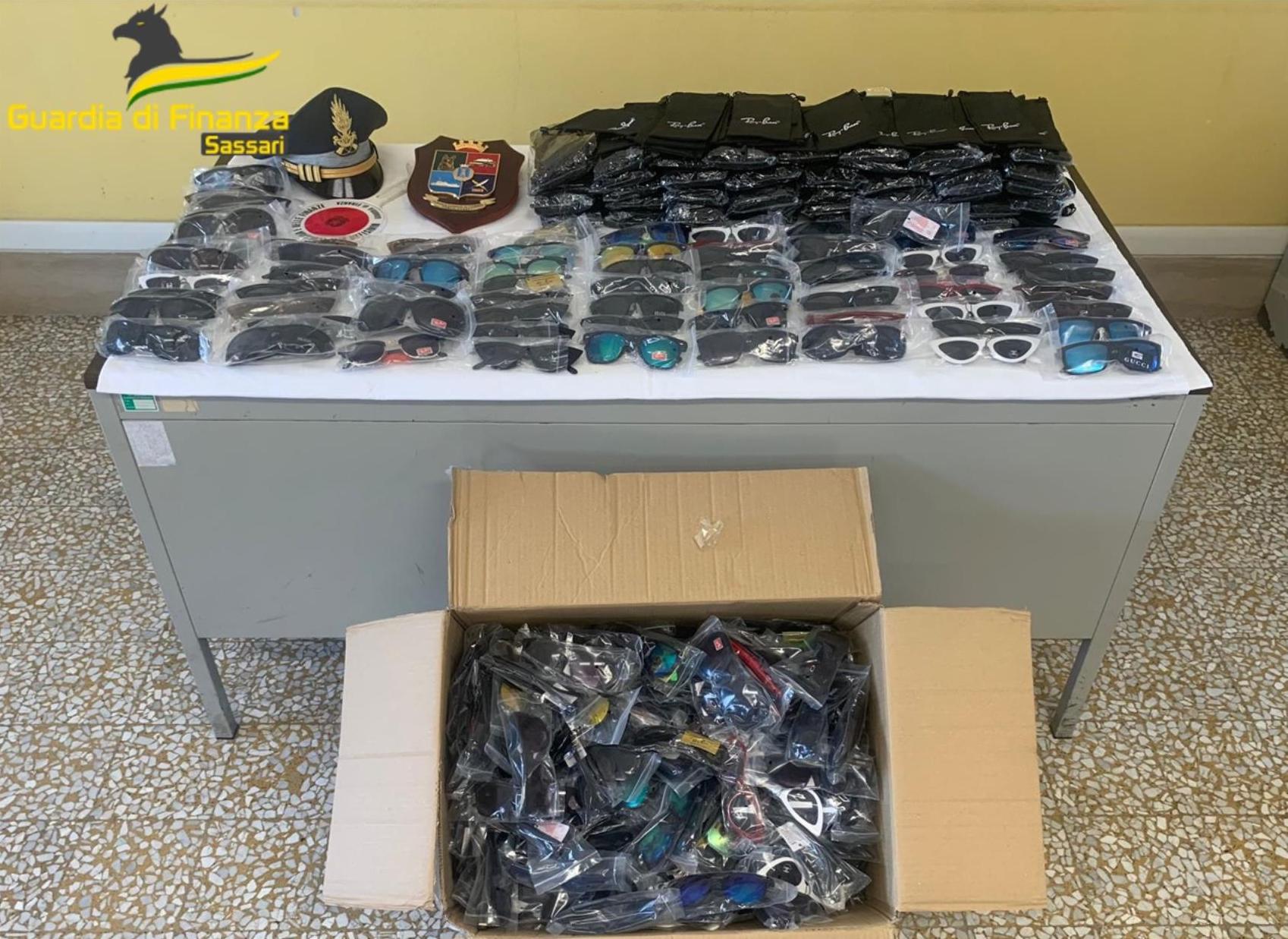 Sequestrati oltre 1.100 prodotti con marchio contraffatto nel centro di Sassari