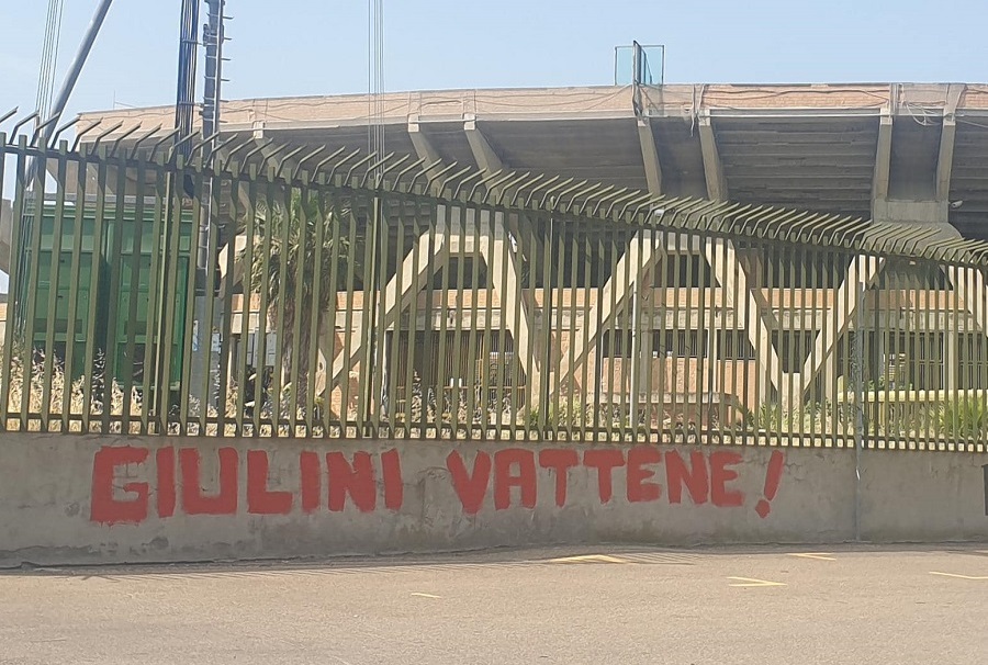 Ultras in rivolta a Cagliari, scritte fuori dallo stadio: 